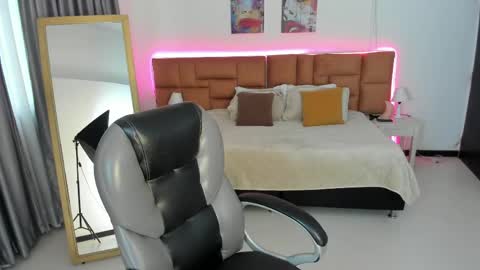 catti_brie_ online show from April 26, 11:30 am