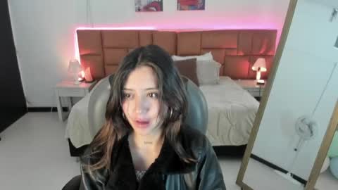 catti_brie_ online show from May 12, 12:13 pm