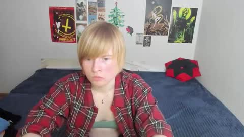 cattie_w_ online show from March 10, 1:21 am