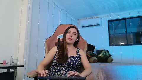 Snapshot of cattleya069 chatting on April 27, 3:37 am Cattleya you can tell me Leya too. online show from April 27, 3:37 am