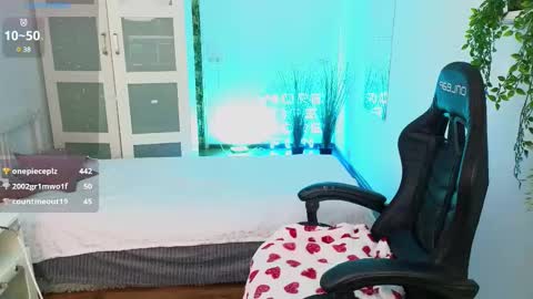 Snapshot of caty_cuddly chatting on February 19, 8:44 am caty_cuddly online show from February 19, 8:44 am