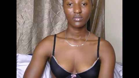 Snapshot of cee_queen chatting on June 11, 2:53 am cee_queen online show from June 11, 2:53 am