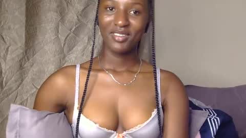 Snapshot of cee_queen chatting on June 19, 2:32 pm cee_queen online show from June 19, 2:32 pm