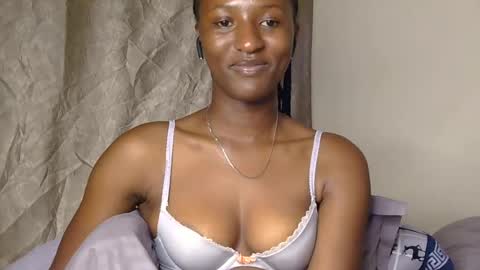 Snapshot of cee_queen chatting on June 20, 3:20 am cee_queen online show from June 20, 3:20 am
