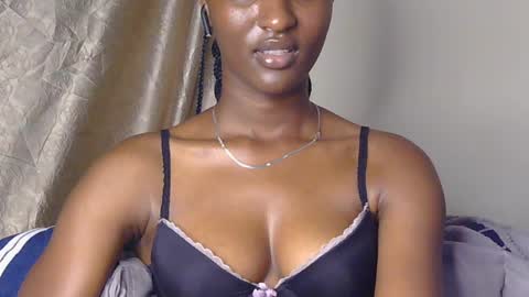 Snapshot of cee_queen chatting on June 25, 5:56 am cee_queen online show from June 25, 5:56 am