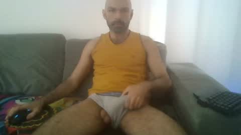 Snapshot of celllo_hairy chatting on August 7, 2:52 pm celllo_hairy online show from August 7, 2:52 pm
