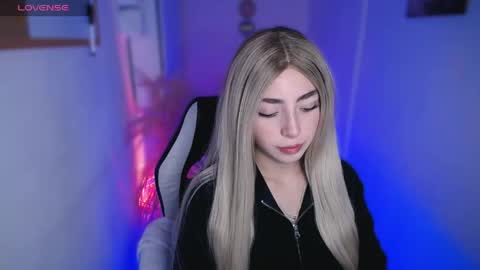 Snapshot of channel_blonde_a chatting on April 27, 11:47 pm channel_blonde_a online show from April 27, 11:47 pm