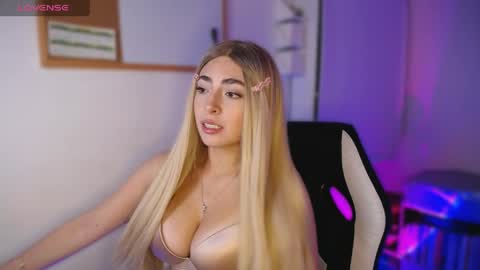 Snapshot of channel_blonde_a chatting on May 28, 10:40 pm channel_blonde_a online show from May 28, 10:40 pm