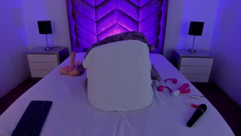 Channelfox  online show from February 25, 9:02 pm