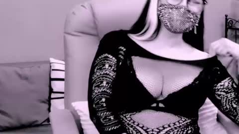 The Queen online show from November 8, 11:25 pm