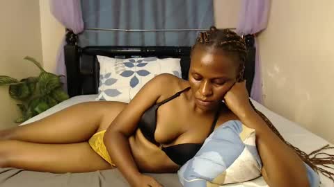 Snapshot of chantelsamz2 chatting on December 6, 12:23 am Chantel online show from December 6, 12:23 am