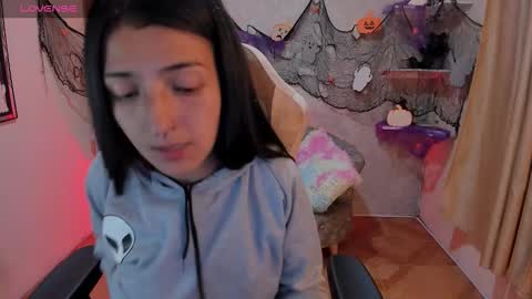 Snapshot of chaos_wild chatting on October 28, 1:31 am Violeta online show from October 28, 1:31 am