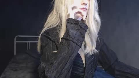 Snapshot of charlie_crystal chatting on February 19, 1:56 am Charlie online show from February 19, 1:56 am