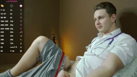 Snapshot of charlie_smiley chatting on December 1, 10:10 pm Charlie Smiley online show from December 1, 10:10 pm