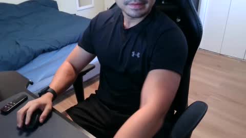 Snapshot of charliekkw chatting on March 6, 4:49 pm charliekkw online show from March 6, 4:49 pm