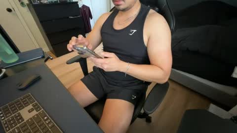 Snapshot of charliekkw chatting on May 17, 6:26 pm charliekkw online show from May 17, 6:26 pm