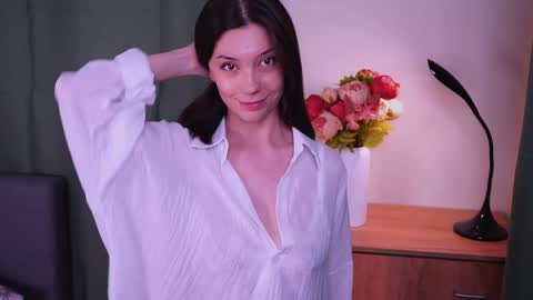 Snapshot of charlinepiker chatting on May 29, 10:52 pm Yumi online show from May 29, 10:52 pm