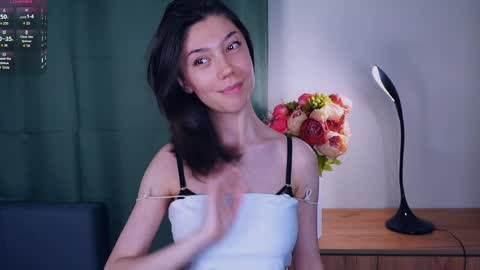 Snapshot of charlinepiker chatting on June 1, 12:34 am Yumi online show from June 1, 12:34 am