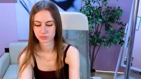 Snapshot of charllotteswan chatting on November 29, 4:43 pm Help me reach 10 thumbs up online show from November 29, 4:43 pm