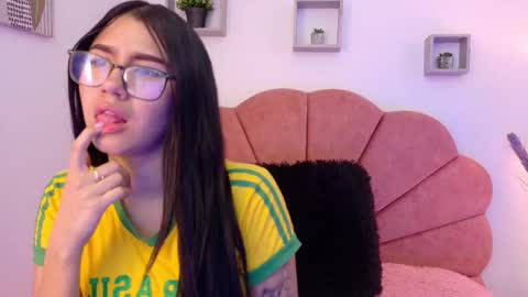 Snapshot of charlotte_millers_ chatting on November 10, 8:19 pm Charlotte online show from November 10, 8:19 pm