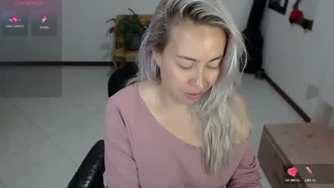 charlottezoe online show from December 7, 9:28 am