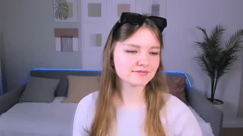 Snapshot of charminglookeva chatting on May 9, 12:32 pm Im Eva online show from May 9, 12:32 pm