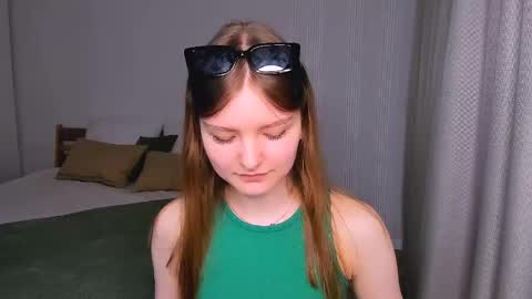 Snapshot of charminglookeva chatting on May 17, 4:21 am Im Eva online show from May 17, 4:21 am