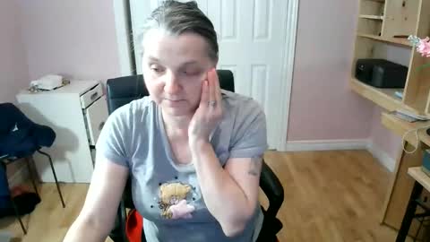 chealsiek online show from April 9, 2:11 am