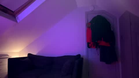 Snapshot of cheekylondon70 chatting on December 4, 10:19 pm Cheekylondon online show from December 4, 10:19 pm