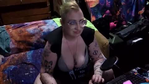Snapshot of chiaroscurosiren chatting on April 16, 5:52 am CurvySiren online show from April 16, 5:52 am
