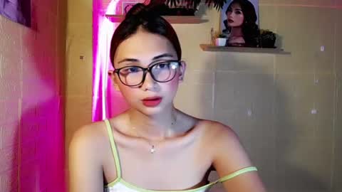 Snapshot of chinitaluxe chatting on June 24, 7:24 pm Chinita online show from June 24, 7:24 pm