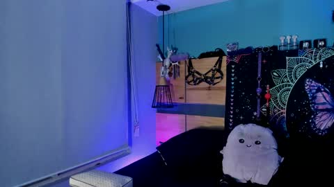 Chloeallennn  online show from May 18, 11:21 pm