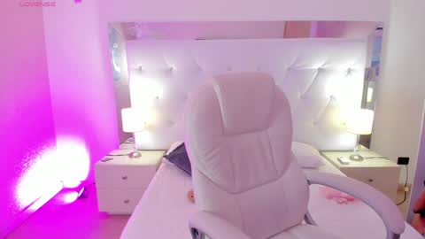 Snapshot of chloe__evans_ chatting on January 17, 11:27 am Chloe online show from January 17, 11:27 am