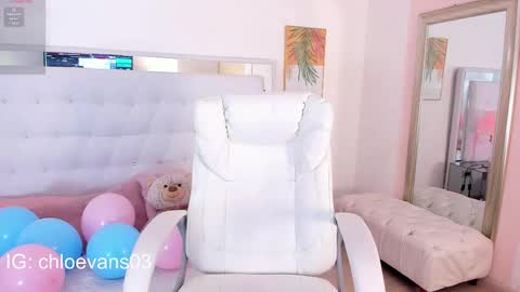 Snapshot of chloe__evans_ chatting on September 18, 11:56 am Chloe online show from September 18, 11:56 am