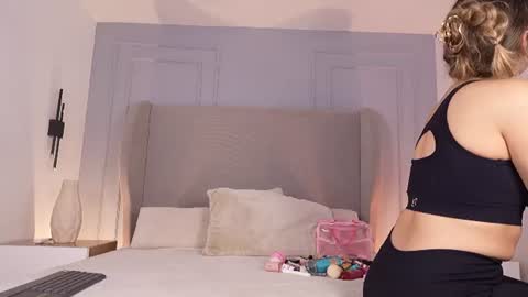 Snapshot of chloe_dee_ chatting on July 4, 1:06 pm Chloe online show from July 4, 1:06 pm