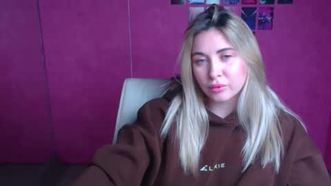 Snapshot of chloe_diva chatting on November 25, 12:16 pm Chloe online show from November 25, 12:16 pm