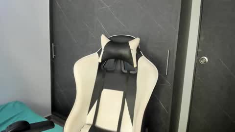 Snapshot of chloe_evans21 chatting on March 15, 9:32 pm chloe online show from March 15, 9:32 pm