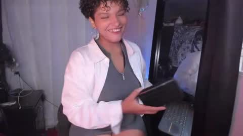 Snapshot of chloe_kisses2 chatting on June 19, 11:36 am chloe_kisses2 online show from June 19, 11:36 am