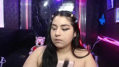 Snapshot of chloe_smith5 chatting on April 17, 1:25 pm chloe_smith5 online show from April 17, 1:25 pm