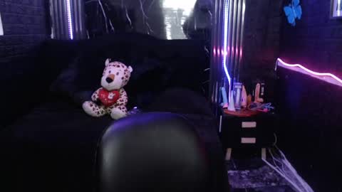Snapshot of chloe_smith5 chatting on April 22, 2:40 pm chloe_smith5 online show from April 22, 2:40 pm