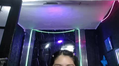 Snapshot of chloe_smith5 chatting on May 4, 1:18 pm chloe_smith5 online show from May 4, 1:18 pm