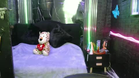 Snapshot of chloe_smith5 chatting on May 6, 12:21 pm chloe_smith5 online show from May 6, 12:21 pm
