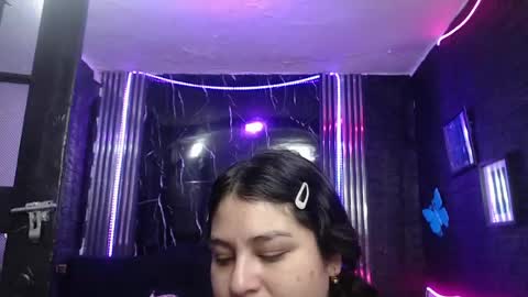 Snapshot of chloe_smith5 chatting on May 18, 1:06 pm chloe_smith5 online show from May 18, 1:06 pm