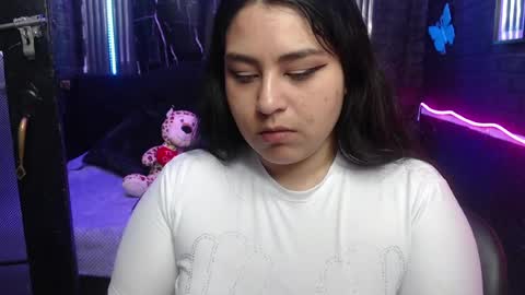 Snapshot of chloe_smith5 chatting on May 20, 3:07 pm chloe_smith5 online show from May 20, 3:07 pm
