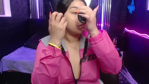 Snapshot of chloe_smith5 chatting on May 22, 2:01 pm chloe_smith5 online show from May 22, 2:01 pm