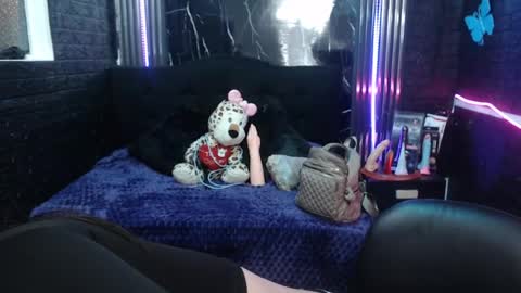 Snapshot of chloe_smith5 chatting on June 30, 1:23 pm chloe_smith5 online show from June 30, 1:23 pm