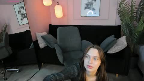Chloe online show from May 22, 2:01 pm