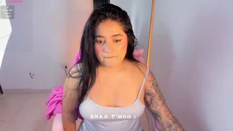 Snapshot of chloe_t2 chatting on June 5, 1:23 am chloe_t2 online show from June 5, 1:23 am