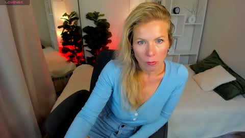 Snapshot of chloeblurr chatting on June 18, 6:56 pm Julia online show from June 18, 6:56 pm