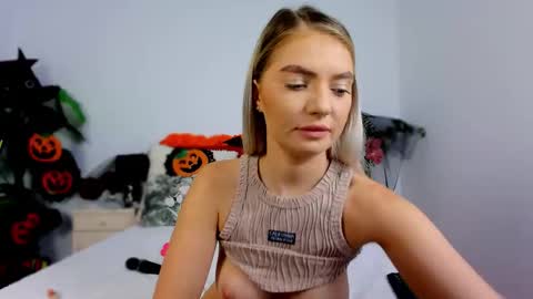 Chloe online show from October 26, 5:02 am